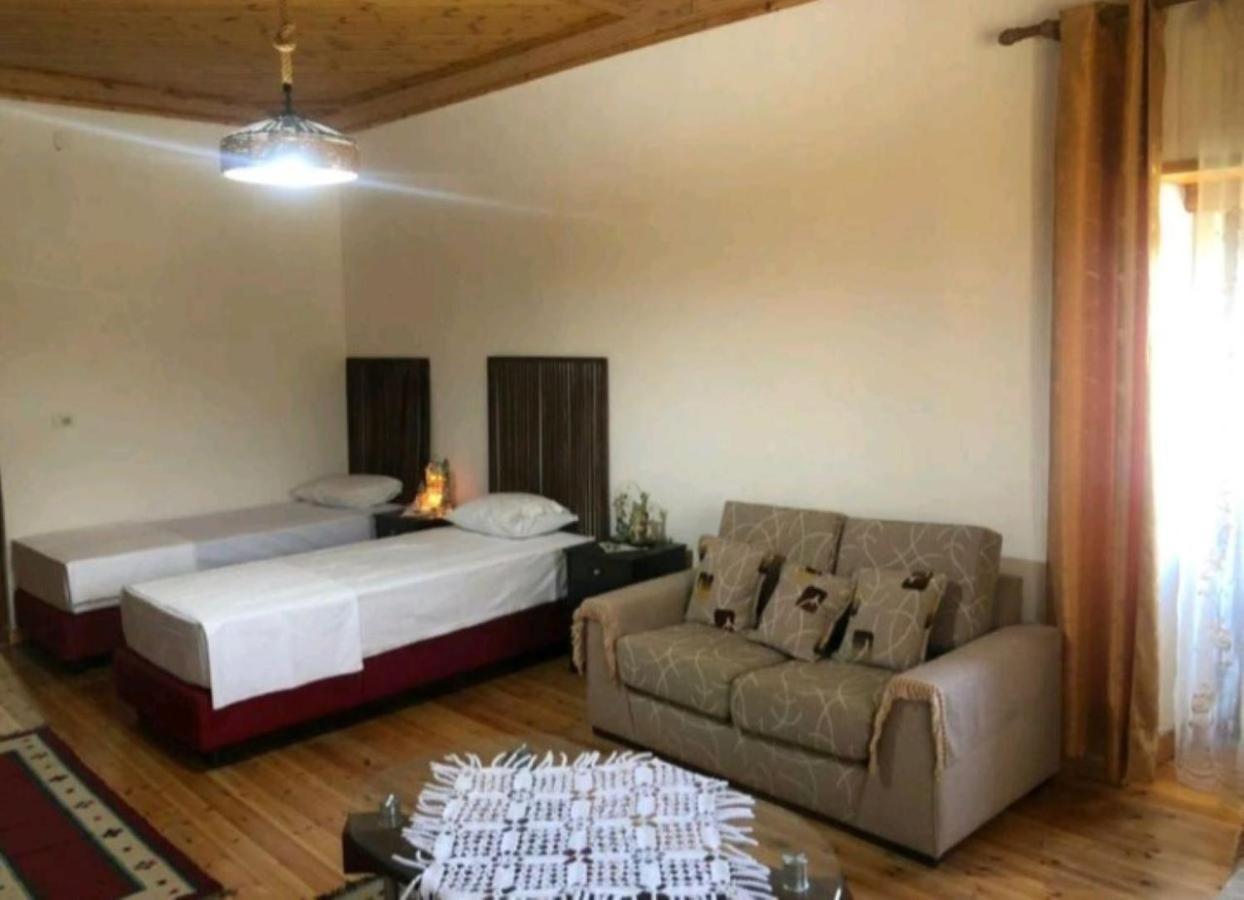 Miziriguesthouse Gjirokaster Bagian luar foto