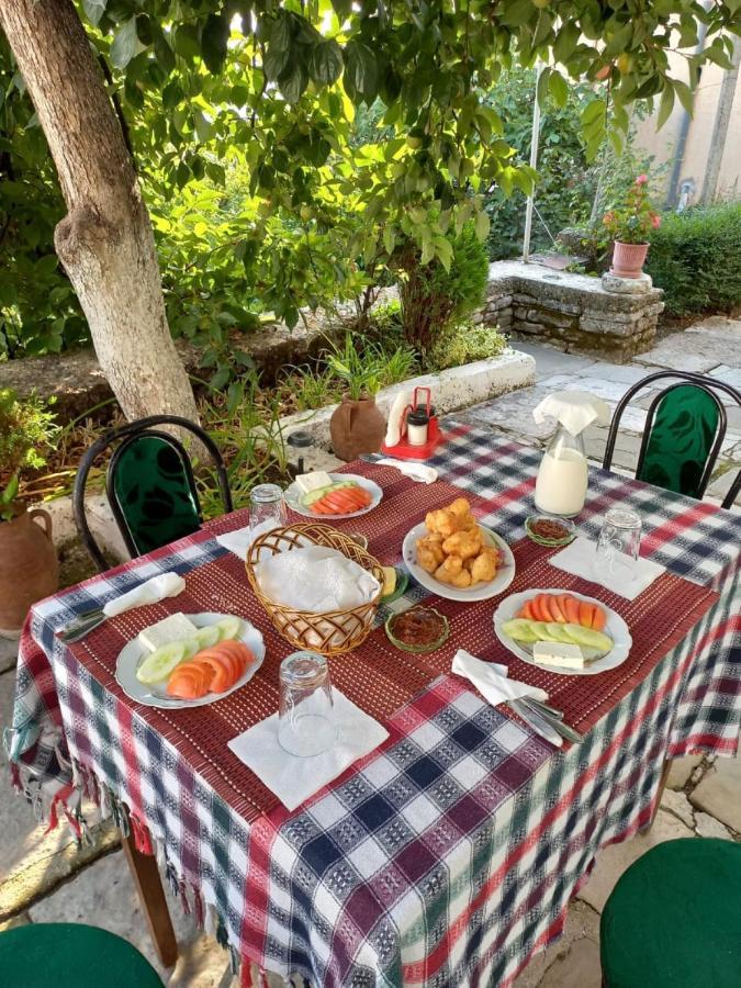 Miziriguesthouse Gjirokaster Bagian luar foto