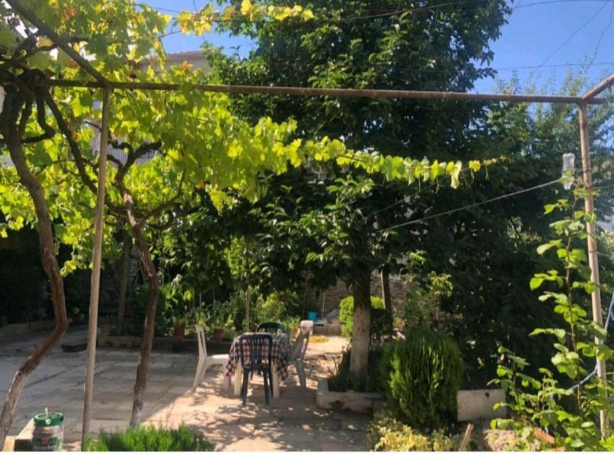 Miziriguesthouse Gjirokaster Bagian luar foto