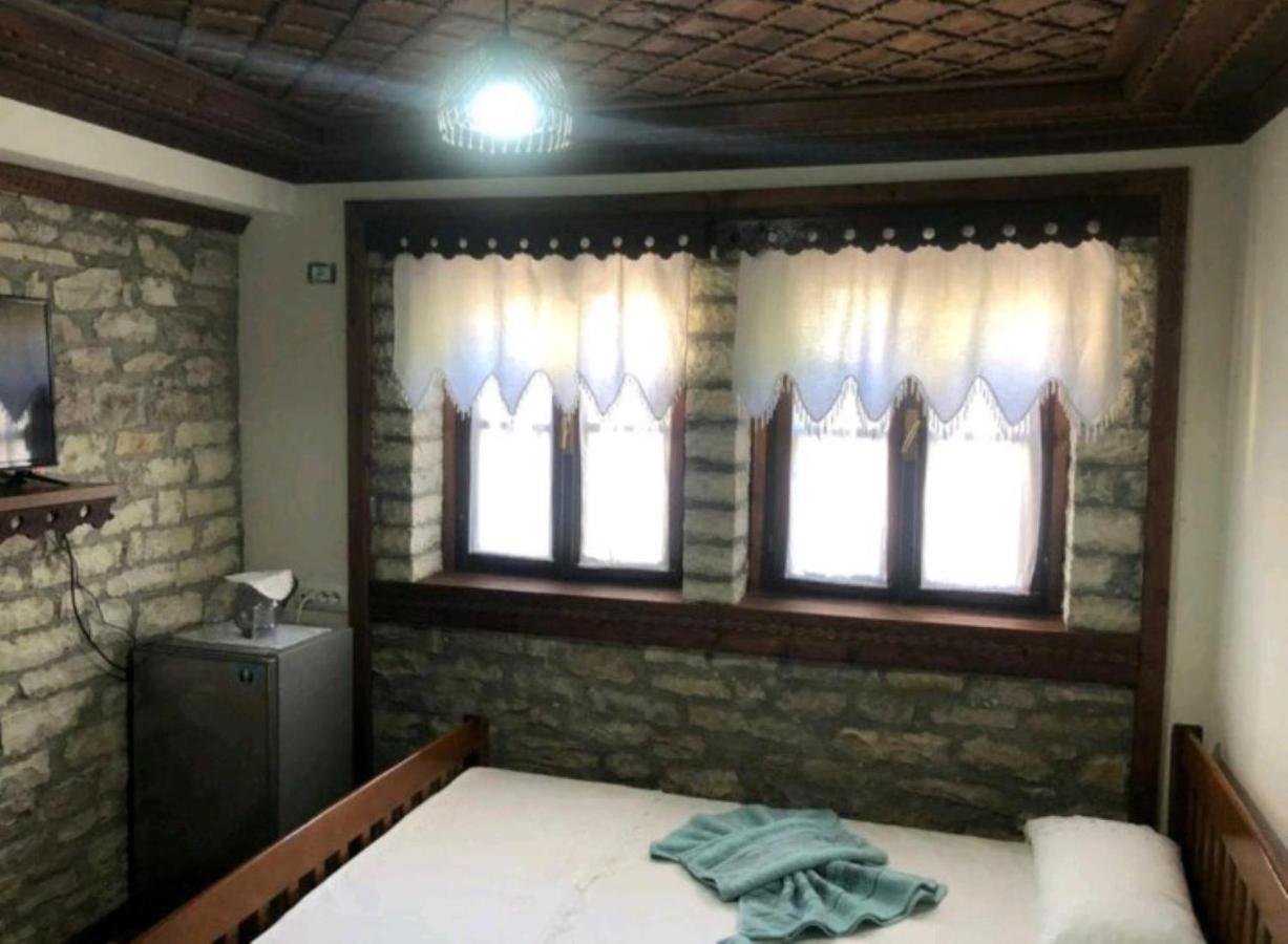 Miziriguesthouse Gjirokaster Bagian luar foto