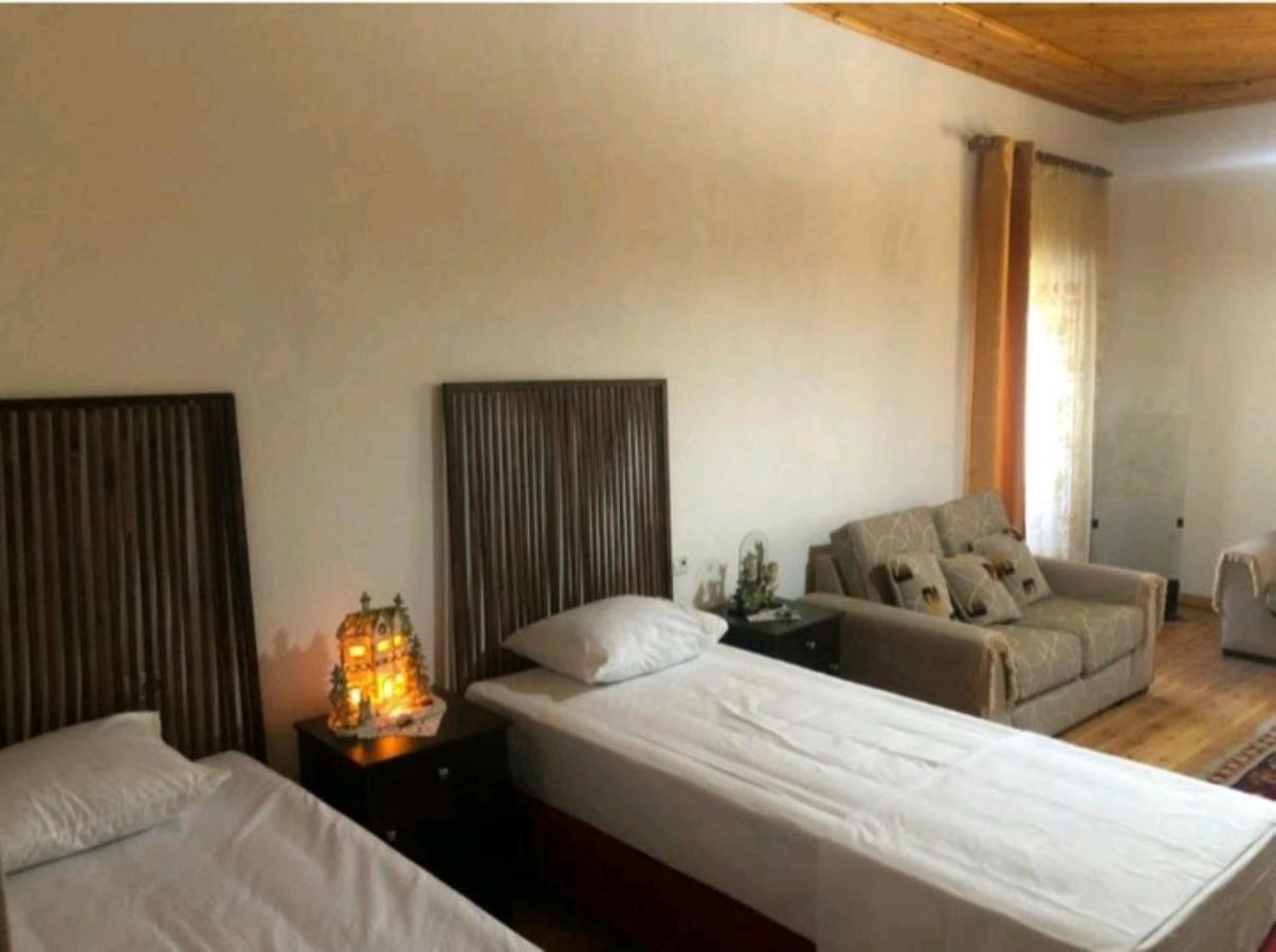 Miziriguesthouse Gjirokaster Bagian luar foto