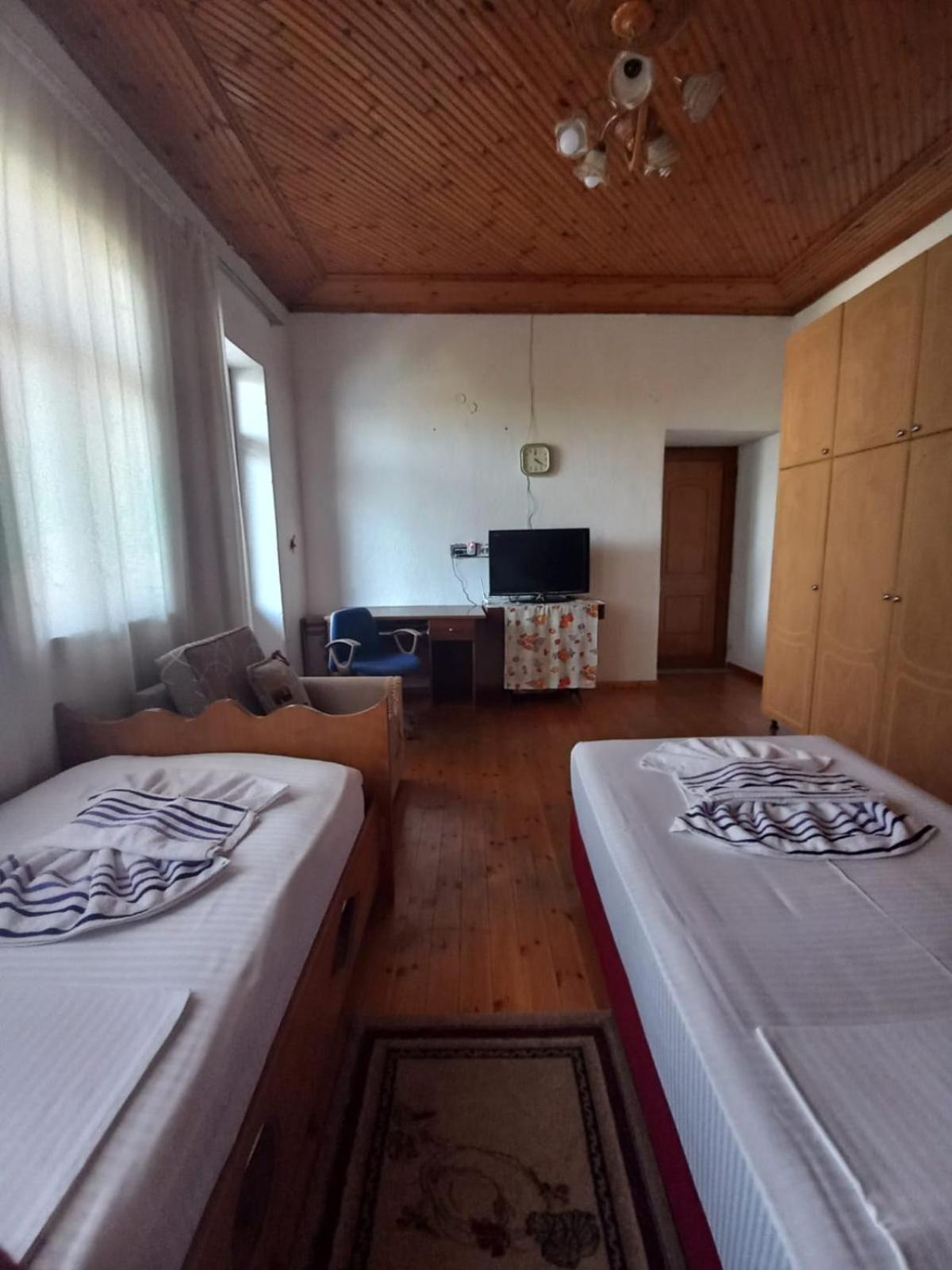 Miziriguesthouse Gjirokaster Bagian luar foto