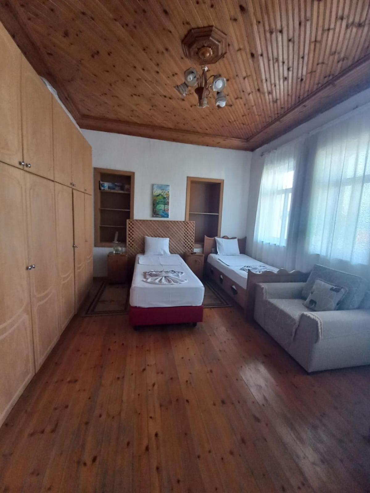 Miziriguesthouse Gjirokaster Bagian luar foto